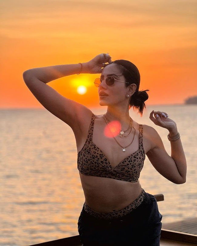 Staggering Looks Of Sonnalli Seygall In Leopard Printed Top